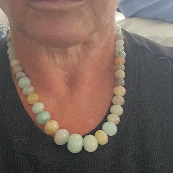 18” adj clasp graduated jade/quartz silk knotted necklace. - Picture 2 of 10